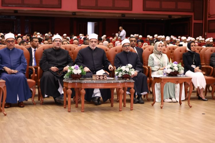 رئيس جامعة الأزهر يشيد بعناية فضيلة الإمام الأكبر بالطلاب الوافدين