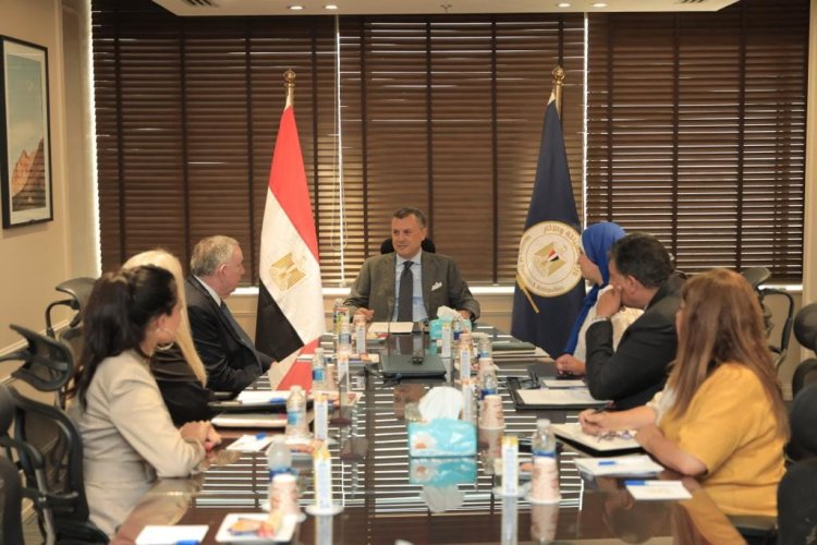 وزير السياحة والآثار يلتقى الرئيس الشرفى لمركز جون كيندى للفنون المسرحية