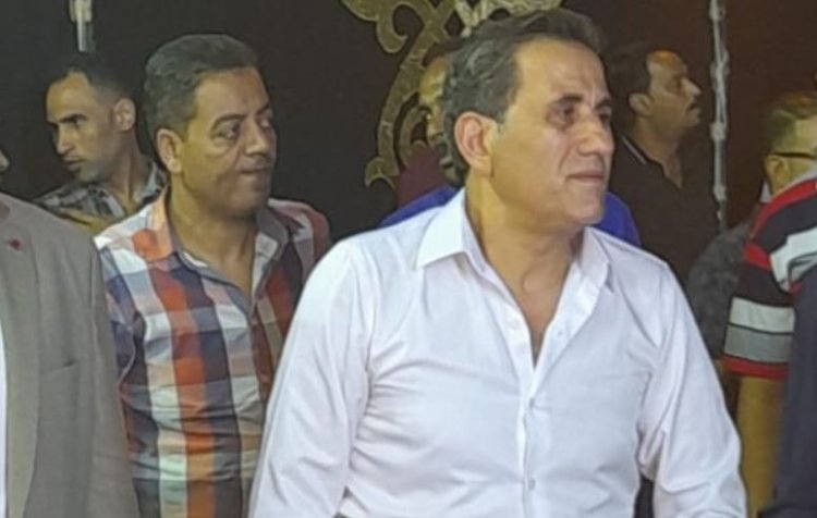 شاهد|  انهيار أحمد شيبة أثناء تلقيه العزاء في والدته