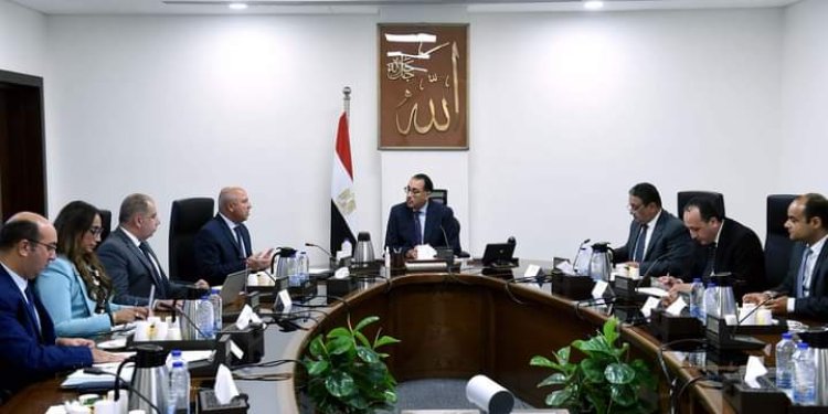 رئيس الوزراء يستعرض خطة تطوير النقل النهري 