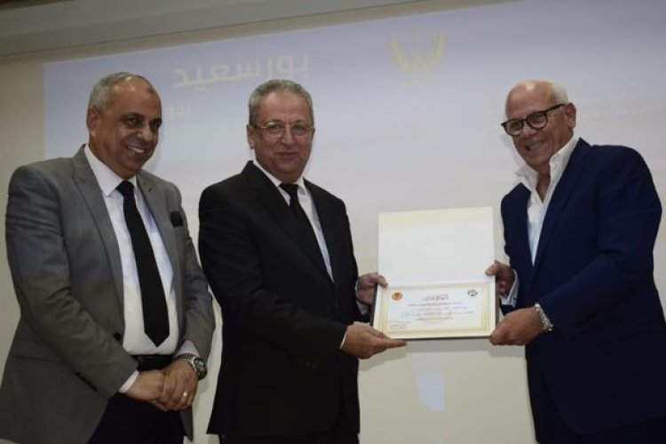 محافظ بورسعيد يكرم الإعلاميين عادل مصيلحي وعلي الفرماوي