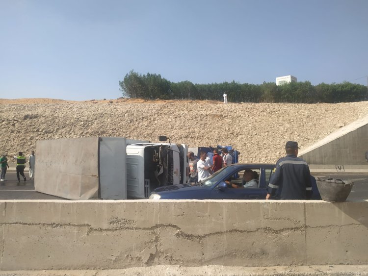 10 مصابين في اصطدام لورى بسيارة نقل وانقلابهما فى الجيزة (صور)