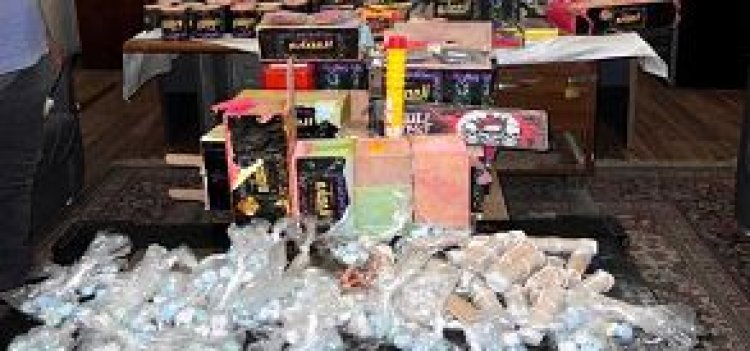 ضبط 1083 قطعة ألعاب نارية داخل محل بمنطقة الخليفة