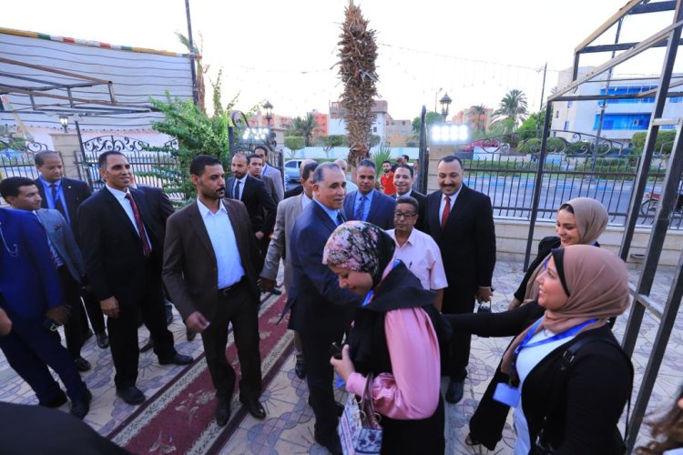 نقيب المحامين يجري جولة تفقدية لمبنى النقابة بالسويس| صور