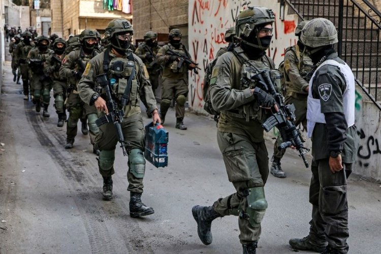 إصابة أربعة فلسطينيين خلال اقتحام قوات الاحتلال مخيم طولكرم