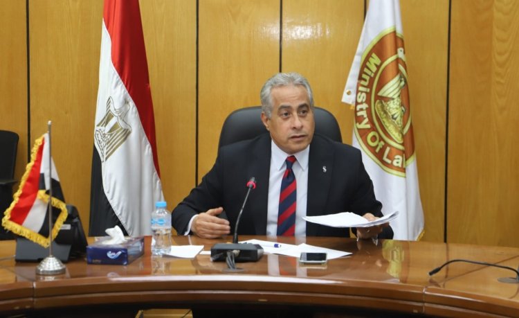 وزير العمل يدعو الشباب إلى التقديم على دورات «التدريب المهني» لتنمية المهارات