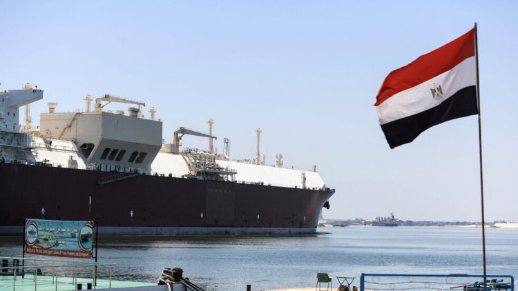 نجاح تعويم ناقلة الغاز الطبيعي بعد جنوحها بقناة السويس