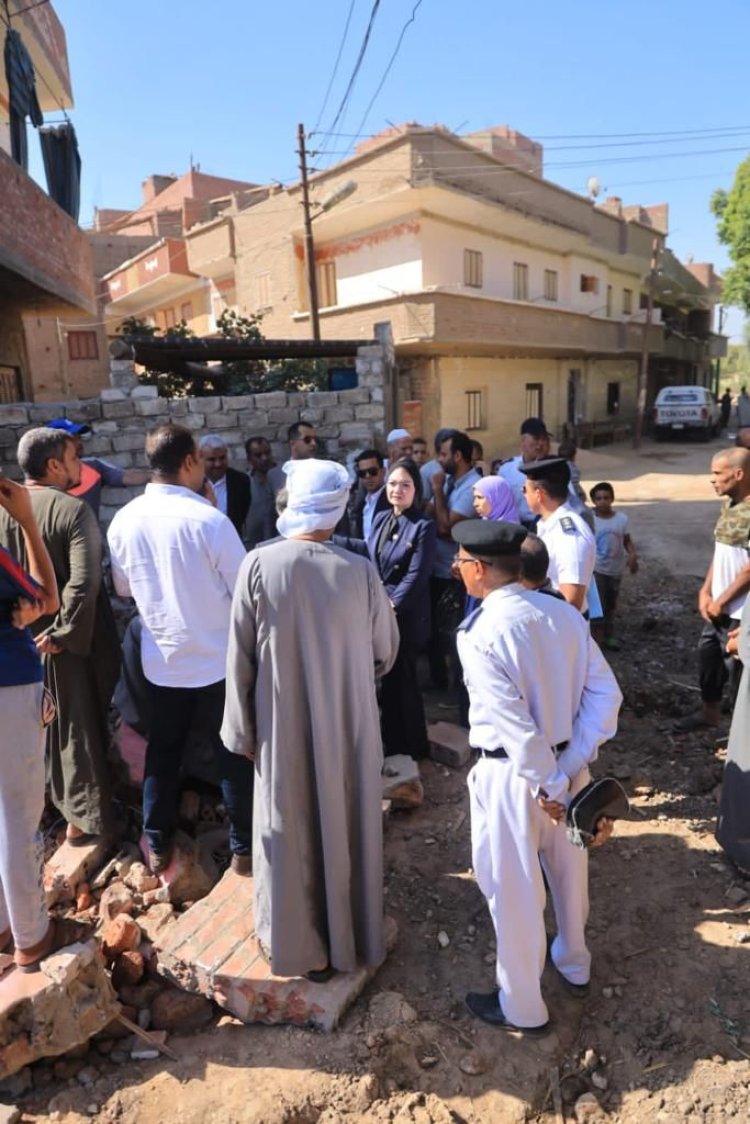 شاهد| النيابة الإدارية تعاين موقع عقار نجع الطواشى المنهار فى سوهاج