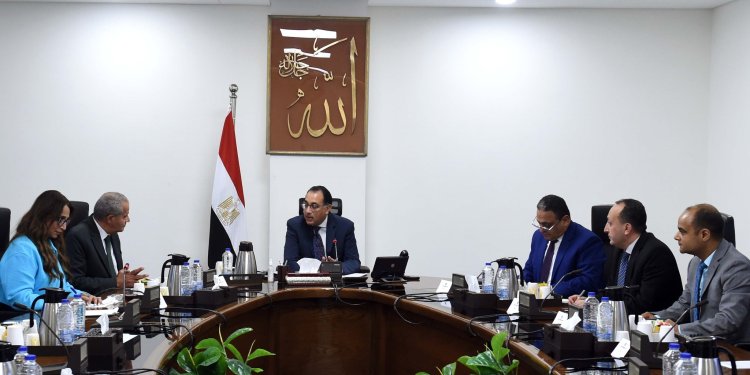 رئيس الوزراء يتابع مع وزير التموين جهود توفير السلع الأساسية للمواطنين