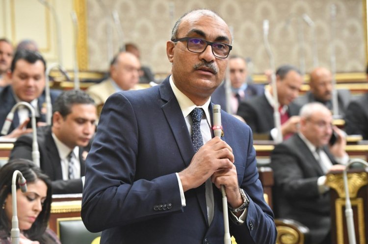 «تنمر» وأوراق خاطئة.. إيهاب منصور يكشف «مخالفات» في إجراء امتحان «الفيزياء» بالجيزة