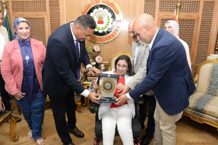 محافظ الدقهلية يكرم الطالبة سهيلة الأولى على كلية آداب المنصورة من ذوي الهمم