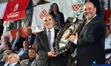 رئيس الشرقية للدخان يُسلم درع بطولة الجمهورية إلى رئيس الاتحاد الرياضي للشركات