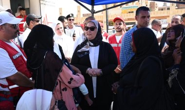 وزيرة التضامن تتفقد نقطة الخدمات الإنسانية للهلال الأحمر أمام محطة أسوان للسكك الحديدية