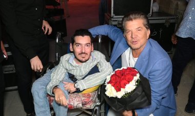 لفتة إنسانية من وليد توفيق مع أحد معجبيه في مهرجان القلعة