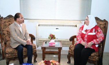 وزيرة التضامن تتفقد نقاط الخدمات الإغاثية والطبية للهلال الأحمر المصري بمعبر "قسطل"