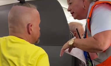 رجلاً يطرد من الطائرة بسبب الحقائب في أمريكا