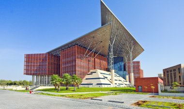 "قضاء أبوظبي" تعرّف بالتشريعات الرياضية في معرض الصيد والفروسية