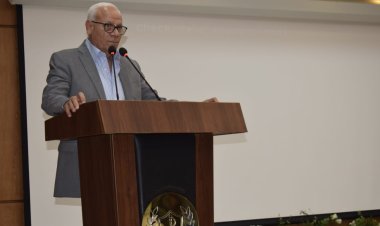 محافظ بورسعيد يؤكد على أهمية التواصل الفعال بين المعلمين والطلاب