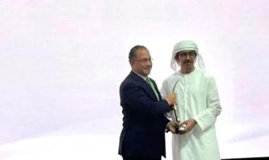 عاجل.. الإمارات تسلم سفير مصرجائزة التميز الدبلوماسي