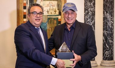 الخطيب يُهدي درع وعلم الأهلي للسفير المصري بالنمسا