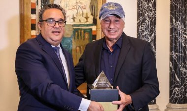 الخطيب يُهدي درع وعلم الأهلي للسفير المصري بالنمسا 