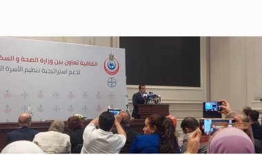 وزير الصحة يوقع اتفاقية مع شركة باير للتوسع في استخدام وسائل منع الحمل