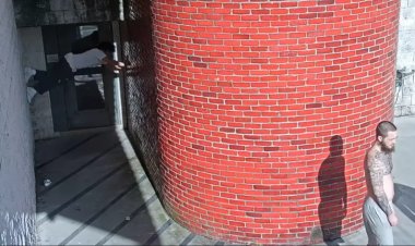 سفاح يهرب من السجن بطريقة الأفلام السينمائية في أمريكا (فيديو)