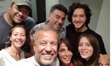 بصحبة منة شلبي ومحمد ممدوح.. شريف منير يمازح منى زكي: زئردة وممثلة خطر