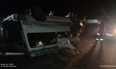 إصابة 15 شخصا في حادث انقلاب سيارة ميكروباص بطريق إسكندرية مطروح الصحراوي