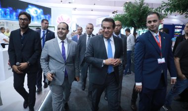 وزير الصحة يتفقد أجنحة معرض السكان الدولي ويشيد بمشروعات العارضين