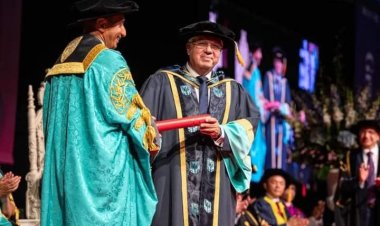 الخشت يهنئ «أيمن عاشور» لمنحه الدكتوراه الفخرية من جامعة إيست لندن تقديرًا لتاريخه العلمي