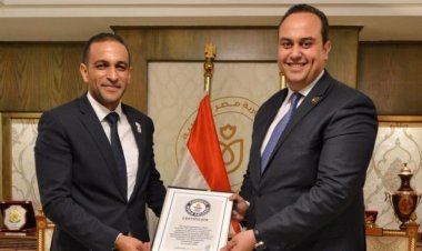 «السبكي» يتسلم شهادة موسوعة جينيس للأرقام القياسية لتسجيل أكبر علامة للتوعية بالسرطان في العالم بمصر