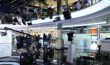 اتهام مذيع بقناة شهيرة بتسميم أجواء العمل بين زملائه