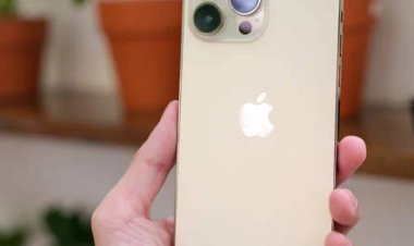 امرأة تسرق هاتف أى فون بأسنانها!.. "بالفيديو"