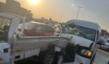 تصادم  3 سيارات ميكروباص ونصف نقل وملاكي أعلى الطريق الدائري  (صور)