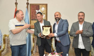 محافظ أسيوط يكرم أعضاء فريق مبادرة «قيم وحياة» في مرحلتها الخامسة