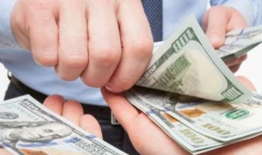 بحوزته كميات من الأموال.. ضبط صاحب محل ملابس للاتجار في النقد الأجنبي  ببني سويف 