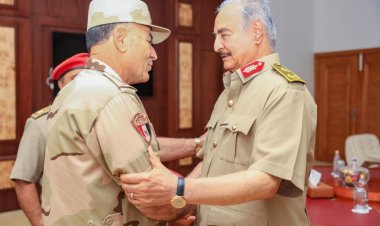 توجيهات رئاسية.. رئيس أركان القوات المسلحة المصرية يصل ليبيا لتنسيق المساعدات