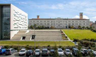 وفاة طفلة نساها والدها في السيارة لساعات طويلة