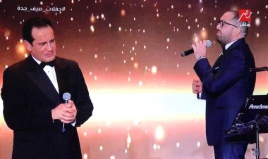 انهيار محمد ثروت ونجله بالبكاء في أول ظهور له بعد شفائه على مسرح جدة