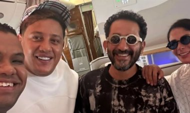 «طب بص شوف الحركة دي».. حمو بيكا يلتقي بأحمد حلمي ومنى زكي فوق السحاب