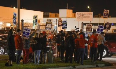 إضراب 13 ألف عامل عن العمل بشركة تسلا للمطالبة بزيادة الرواتب 40%