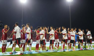 ممر شرفي للاعبي الأهلي بعد خسارة السوبر الإفريقي أمام اتحاد العاصمة الجزائري