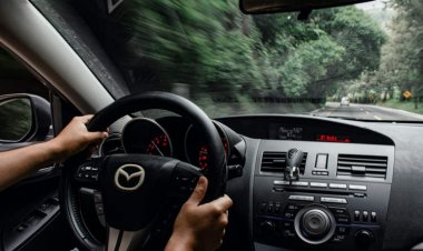 على طريقة «كدة رضا».. رجل يستعين بشبيهه للنجاح في اختبار القيادة