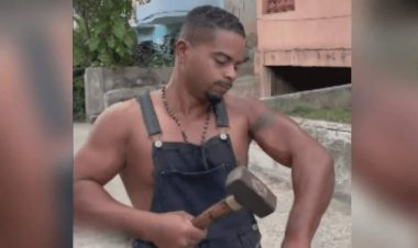 رجل يضرب نفسه بمطرقة حديد يثير جدلاً