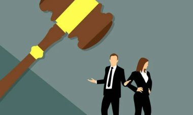 امرأة تطلب الطلاق بسبب ابتزاز زوجها بصور لها.. ما القصة ؟