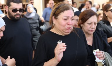 انهيار منال الصيفي ونهال عنبر بإصابة في يدها.. أبرز لقطات جنازة أشرف مصيلحي