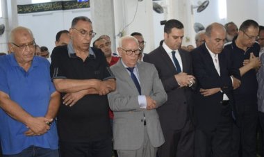 محافظ بورسعيد يتقدم صفوف المشيعين لجنازة شقيقة رئيس النادي المصري