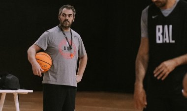 «أجوستي» يعقد محاضرة للاعبي سلة الأهلي استعدادًا لمواجهة «إجنايت» بكأس العالم