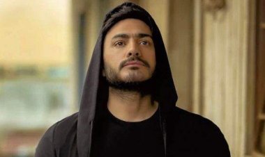 راحوا عند الحنان الكبير.. تامر حسني يواسي دينا الشربيني بعد وفاة والديها